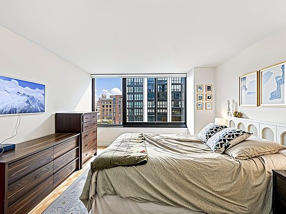 2nd image of 215 W 95th St APT 12L