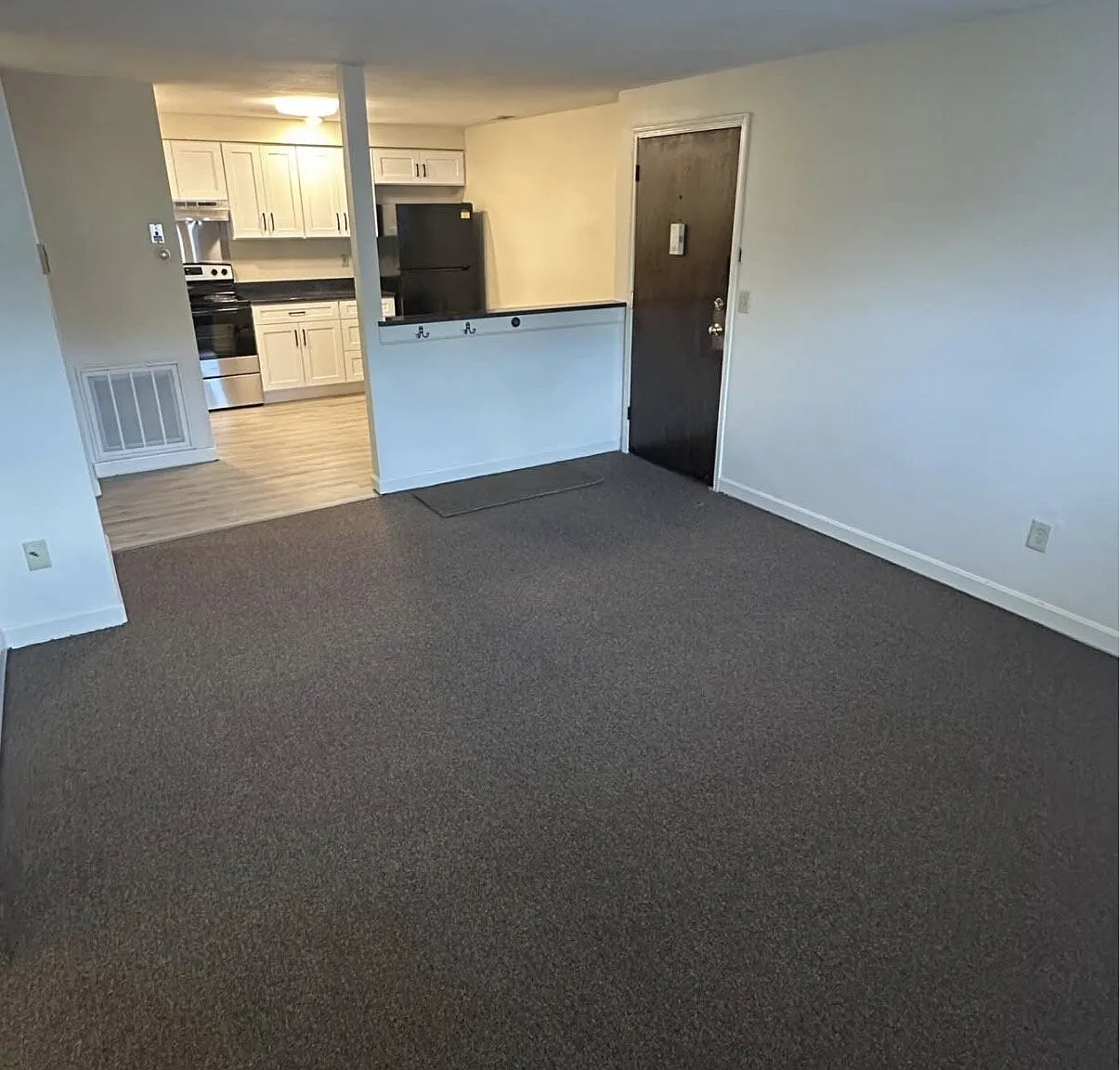 3 bed, 1.0 bath, 900 sqft, $2,250 — Photo 2