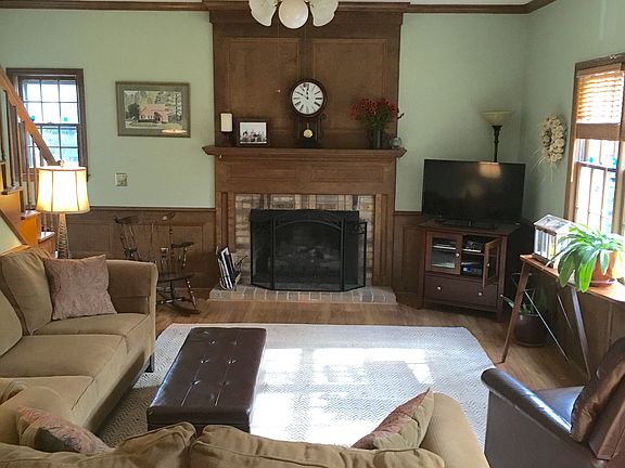 Cozy fam room/gas fireplace