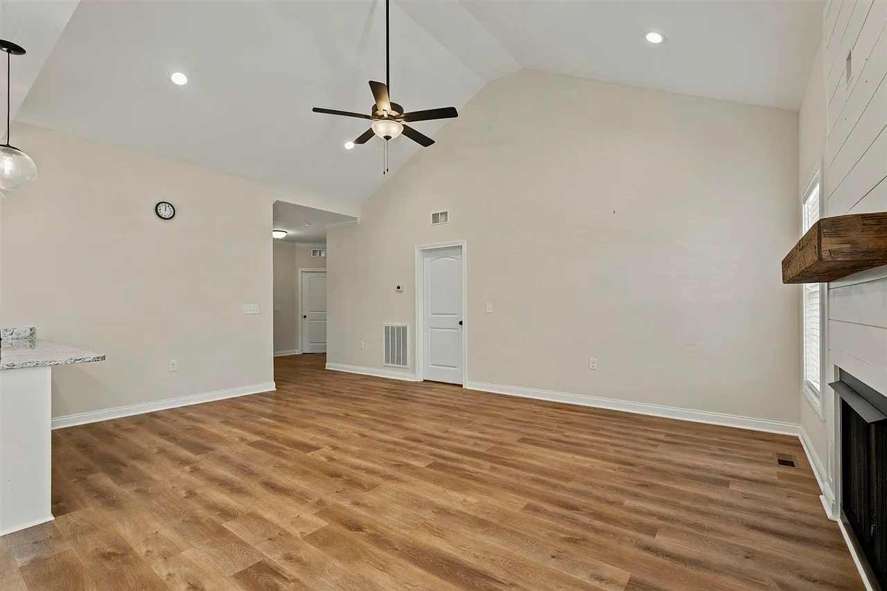3 bed, 1332 sqft, $2,000 — Photo 4