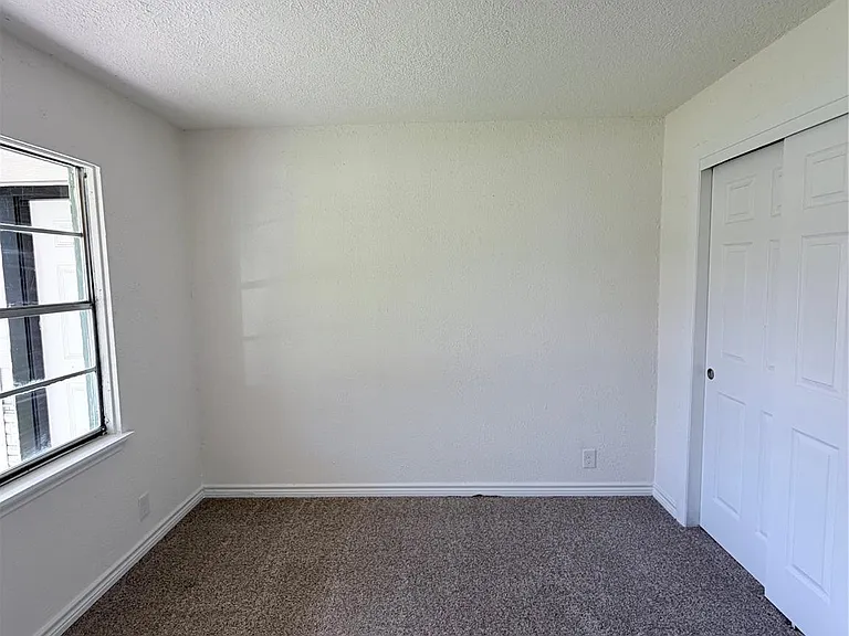 404 Elaine St — Photo 13
