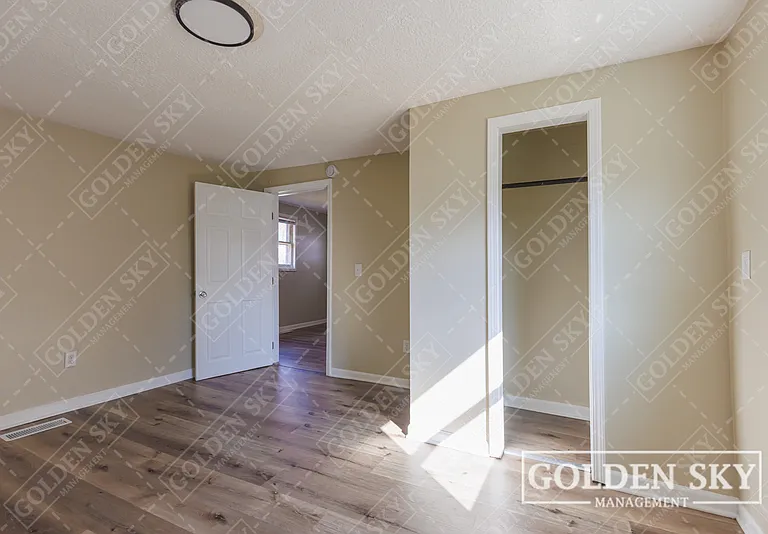 2915 S Vine St — Photo 10