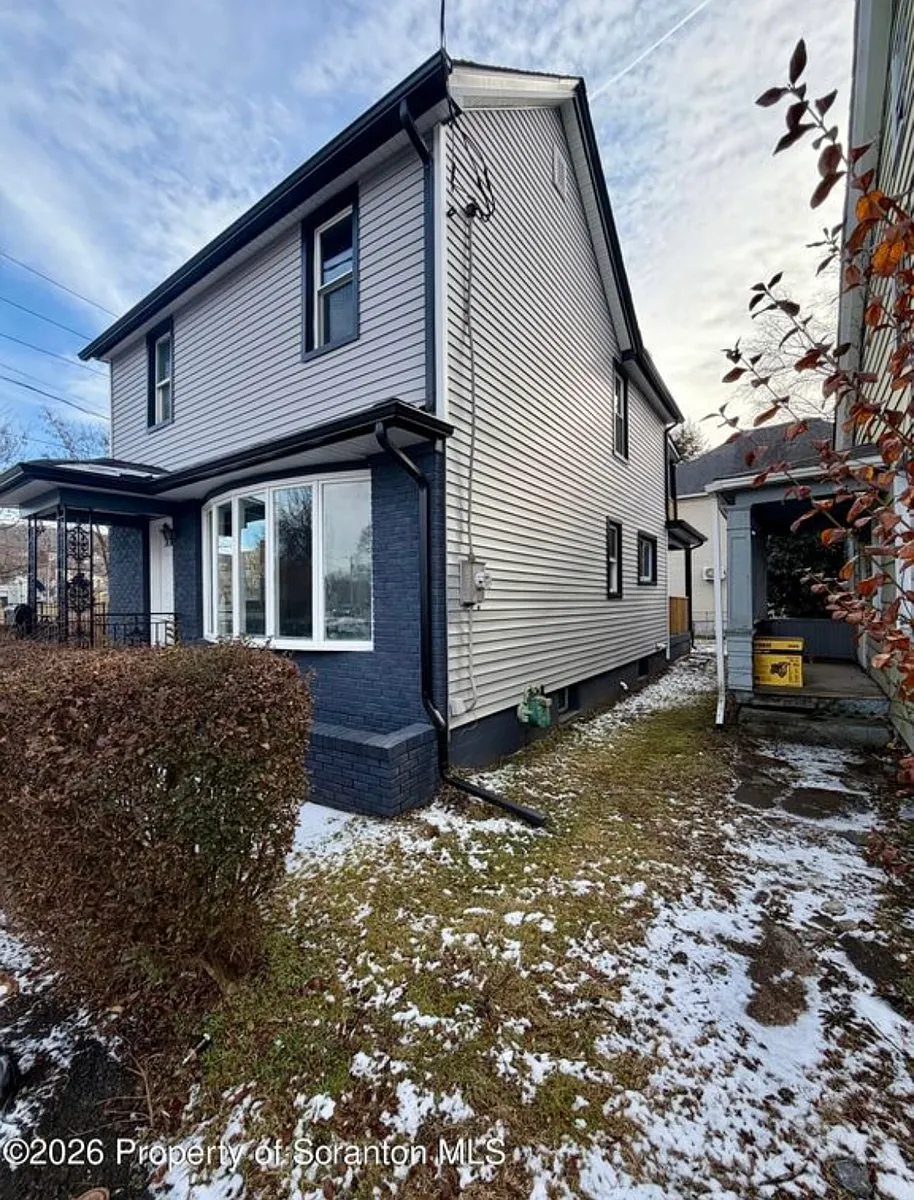 Building Photo - 28 7th Ave