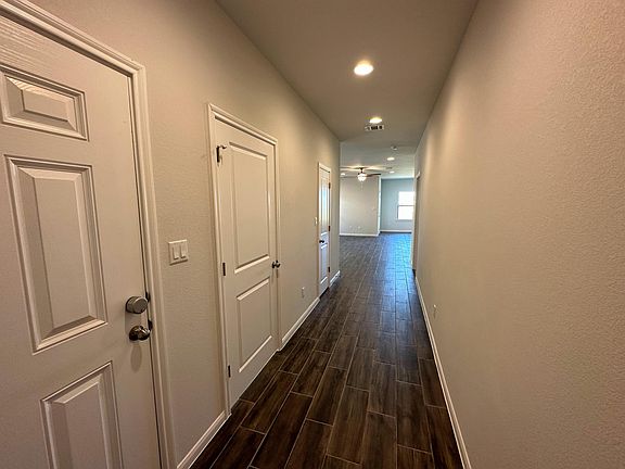 Wood look tiles, clean plan