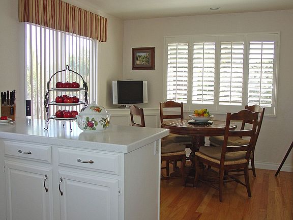 Sunny Kitchen w/Nook