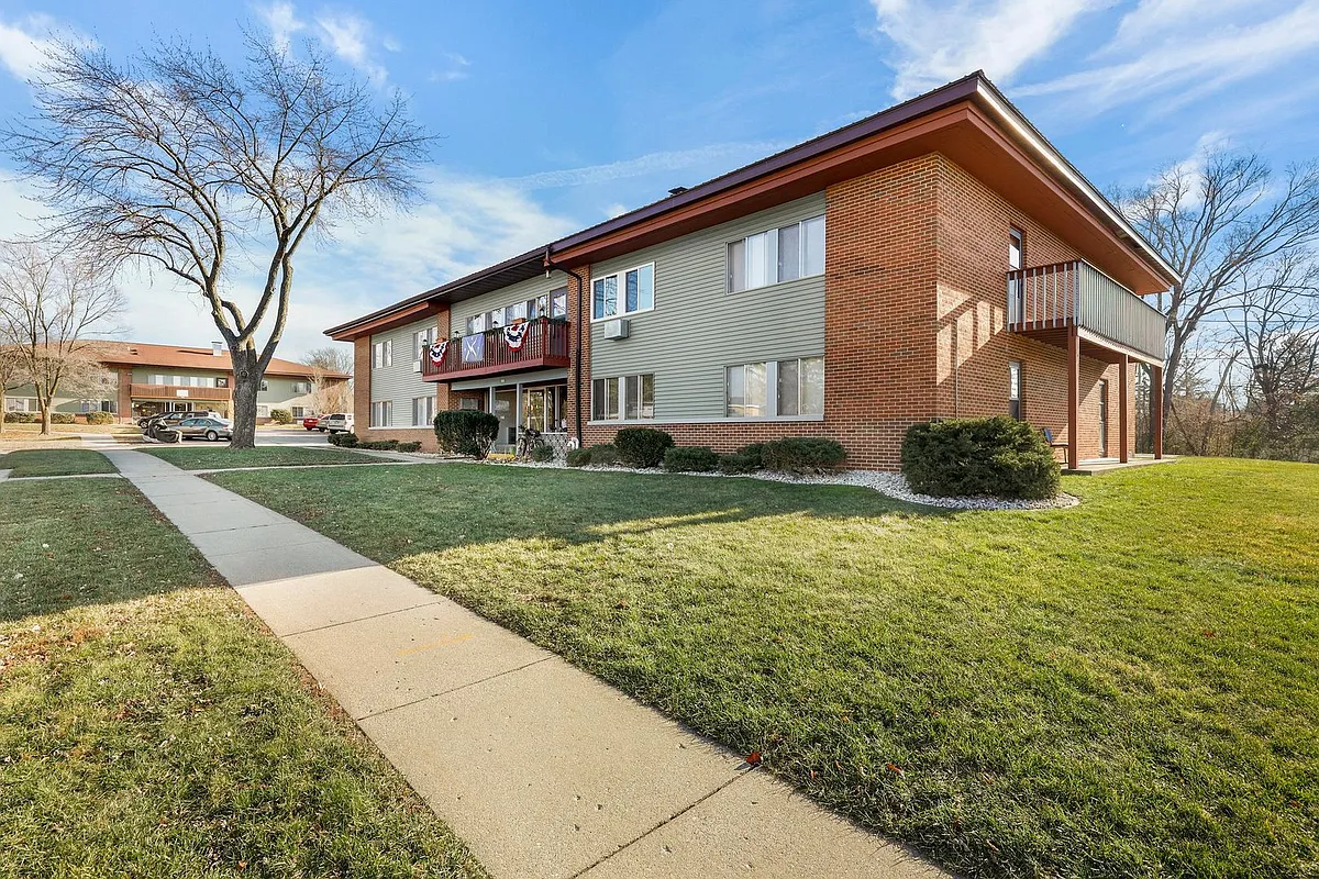 Building Photo - 1143 W Carriage Dr #9