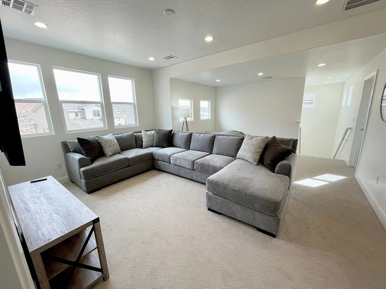 5 bed, 5.0 bath, 2755 sqft, $7,765 — Photo 4