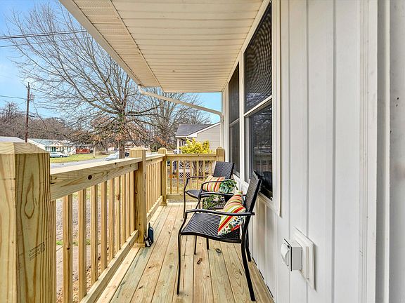 4th image of 832 Kellogg Ave NW