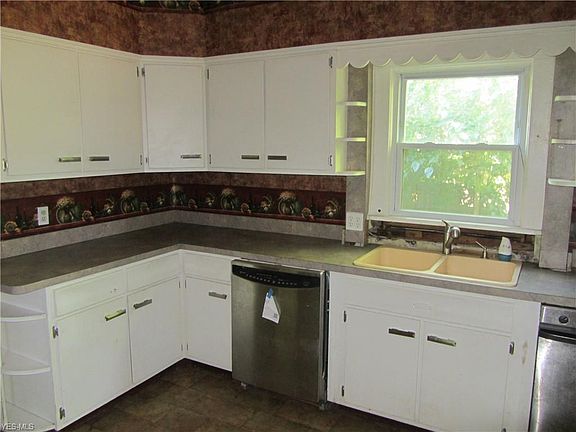 5th image of 211 W 25th St