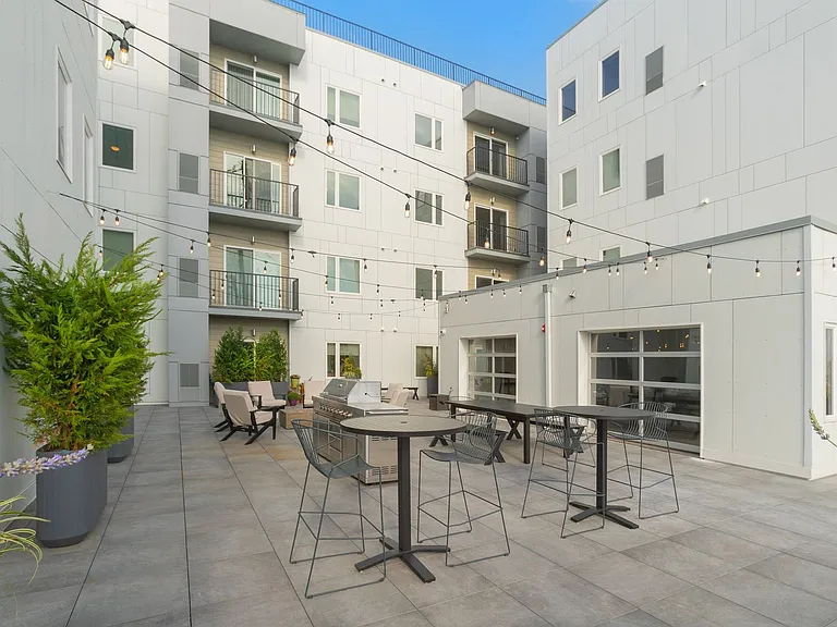 Graduate Pointe — Photo 209
