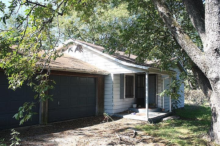 2nd image of 523 Shipman St