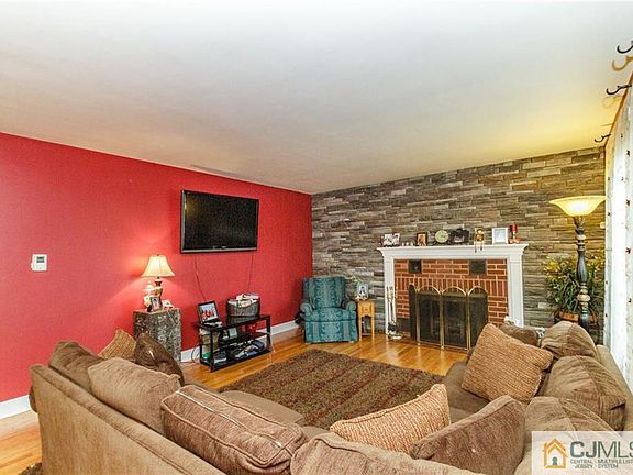 3rd image of 928 Lincoln Ave