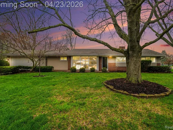 41024 Mooringside Dr, Novi, MI 48375