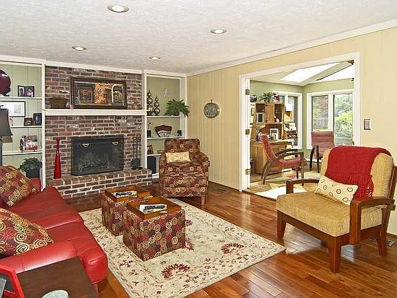 2nd image of 25 Williamsburg Ct