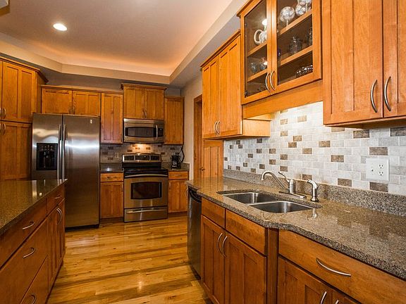 4th image of 25 Lake St N Unit 202