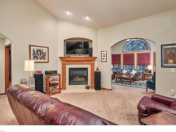 5th image of 571 Dover Dr