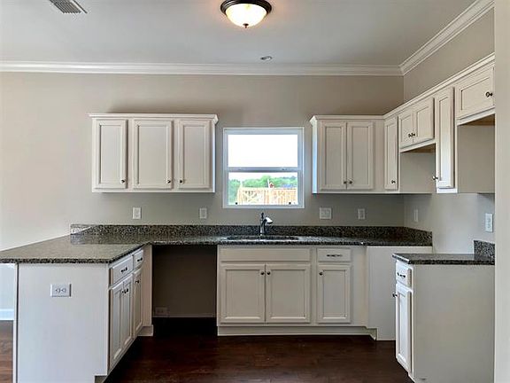 4th image of 738 Sapphire Dr