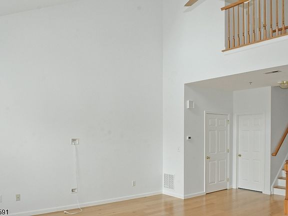 5th image of 47 Taft Ln