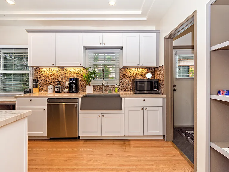 10206 S Hobart Blvd — Photo 4