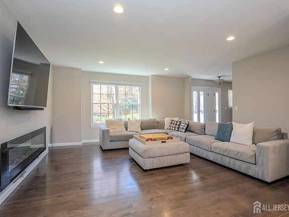 4th image of 6 Ruedeman Dr