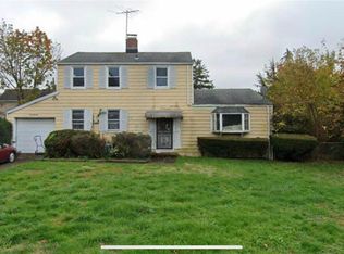 170 Manchester St, Westbury, NY 11590