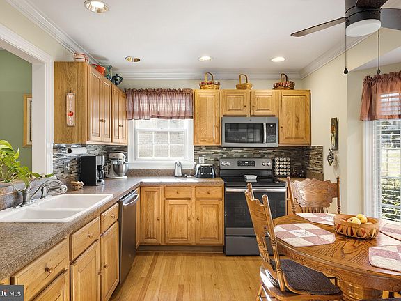 5th image of 827 Susan Ave