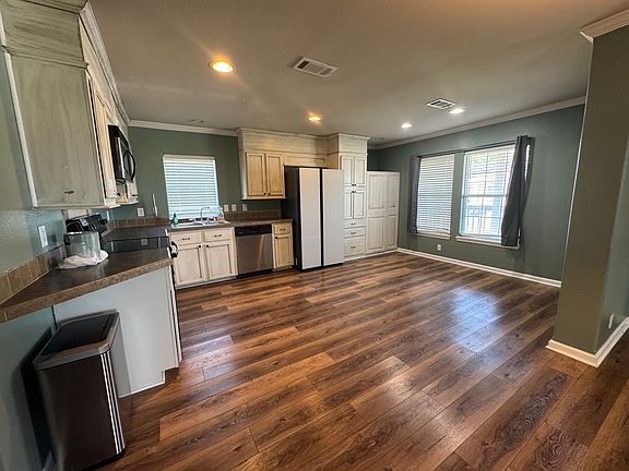 4th image of 213 Stoneburg Dr