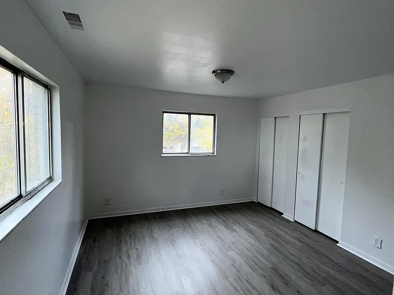 1067 Salem Ave — Photo 8