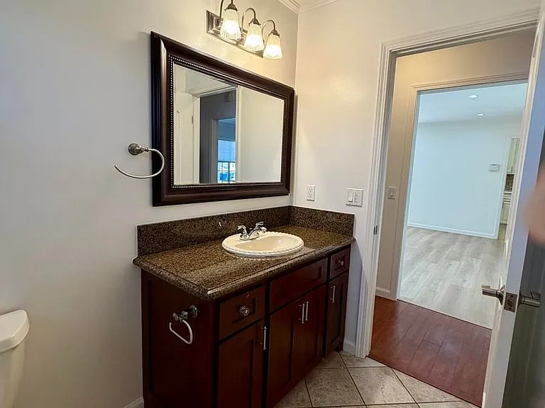 22206 Del Valle St — Photo 12