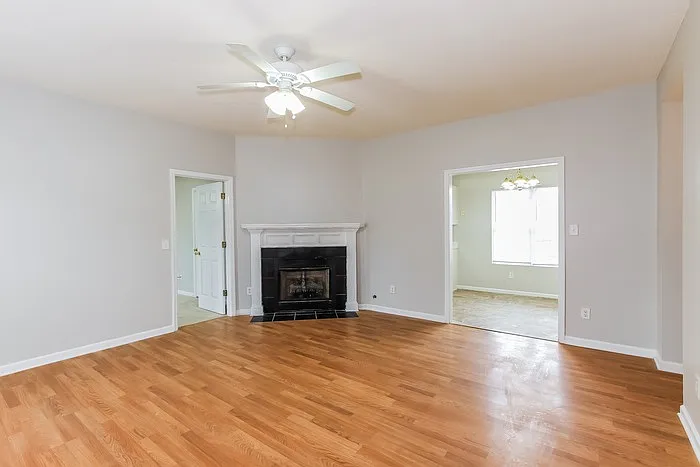 4 bed, 2.0 bath, 1327 sqft, $1,595 — Photo 2