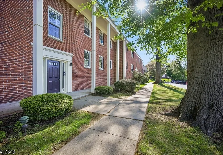 390 Morris Ave #8 — Photo 22