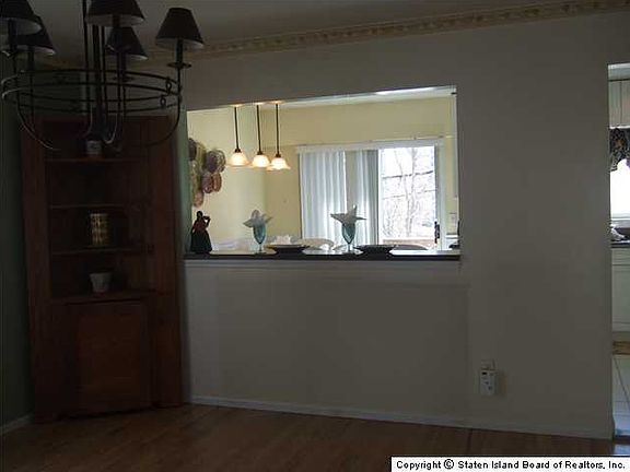 4th image of 16 Jessica Ln