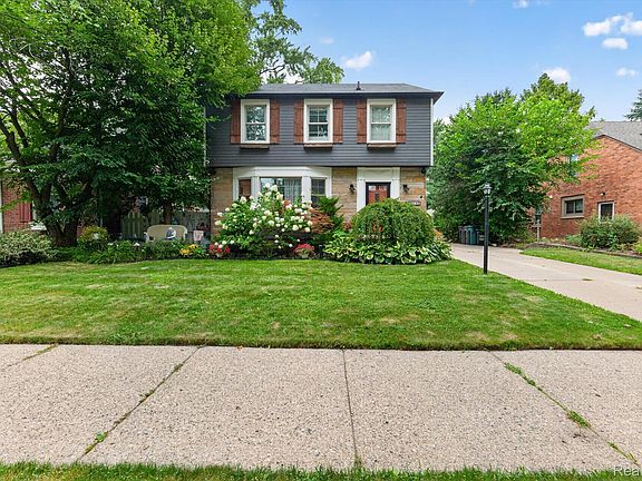 3rd image of 23740 Marshall St