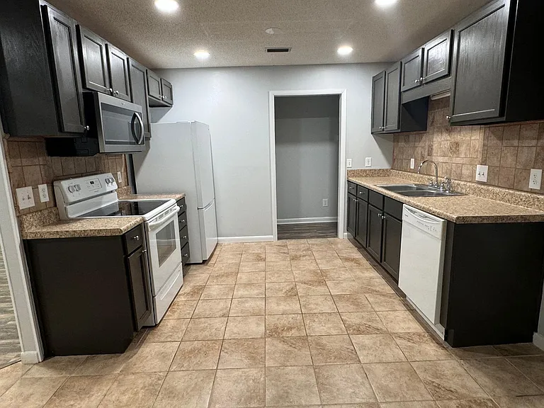 605 Melbourne Dr — Photo 9