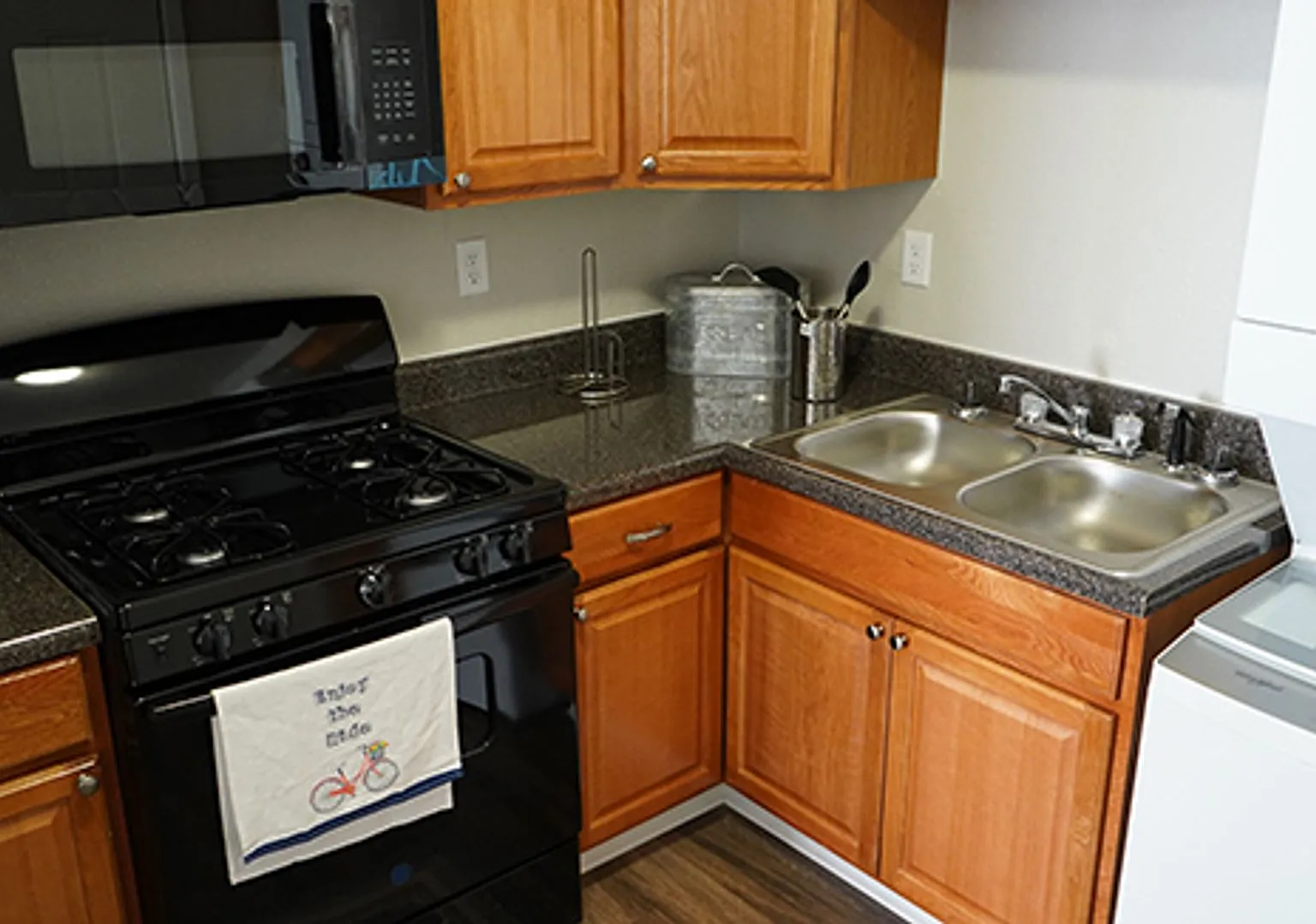 Welcome to Holmes Pointe Apartments! — Photo 1
