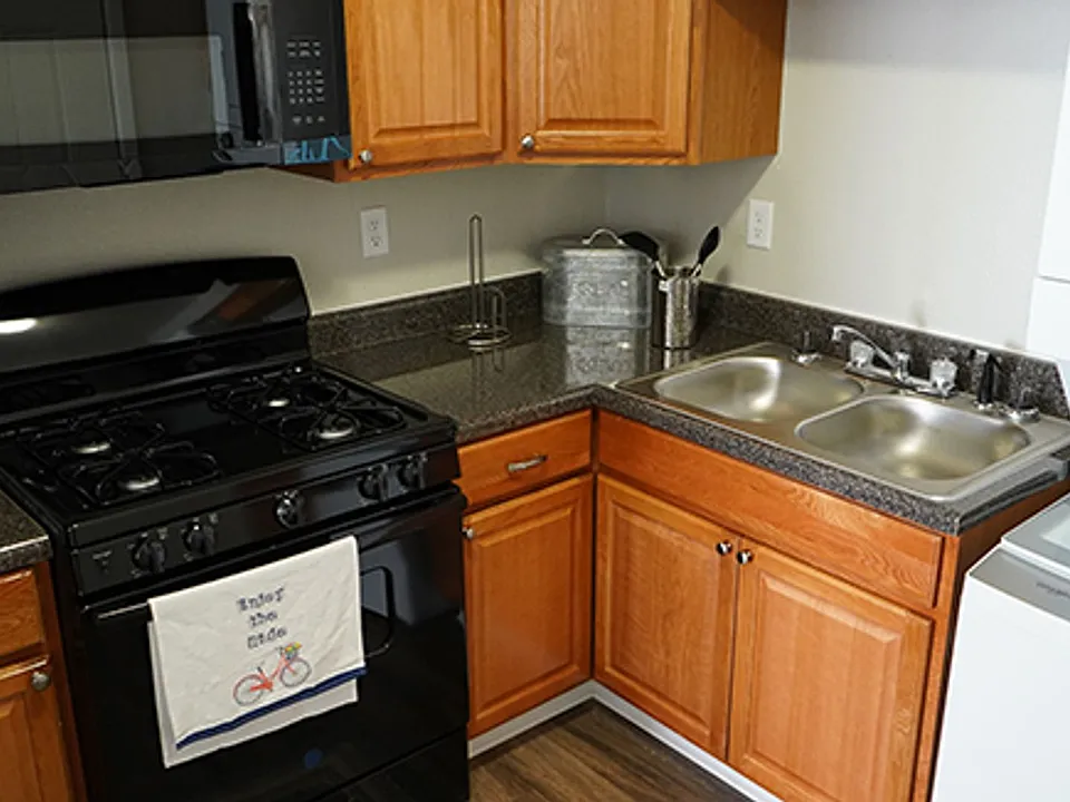 Welcome to Holmes Pointe Apartments!