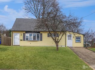 25 Pinetree Dr, Parlin, NJ 08859