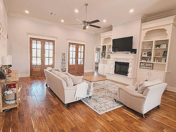 3rd image of 1904 Augusta Way