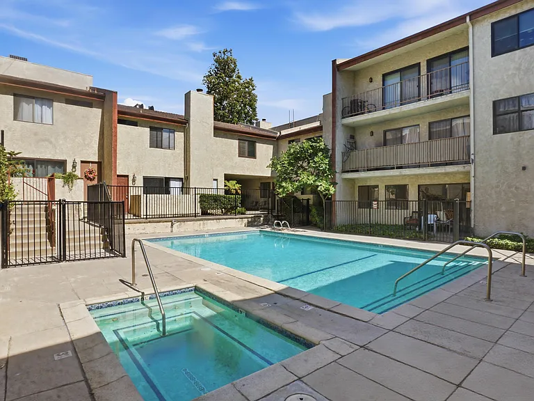 9960 Owensmouth Ave #21 — Photo 27