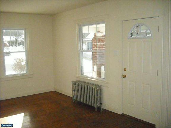 3rd image of 467 Edison St