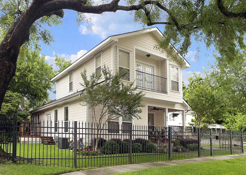 613 Ridge is ideally located in sought after Woodland Heights. Iron fence with pedestrian gate along