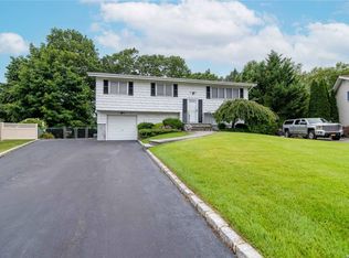 11 Henlee Ct, Smithtown, NY 11787