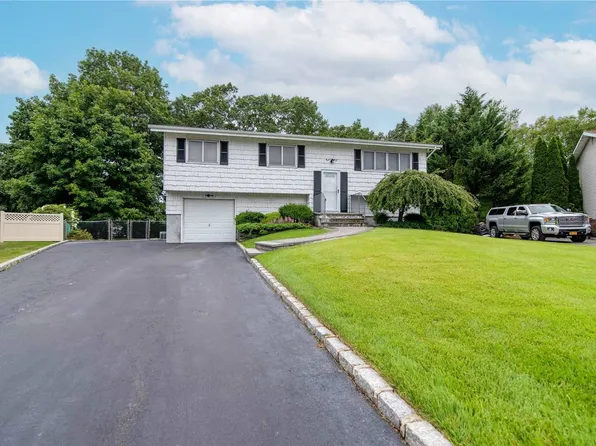 11 Henlee Ct, Smithtown, NY 11787