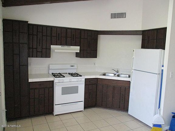 2nd image of 327 E Blacklidge Dr