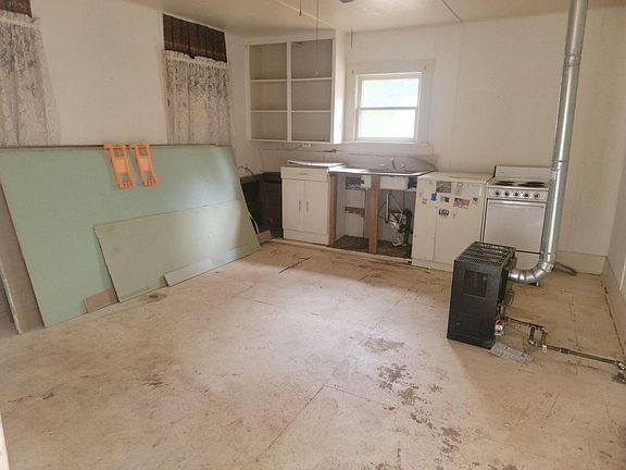 3rd image of 20288 Cedar St