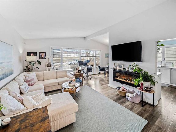 4th image of 5516 W Taylor Cres NE