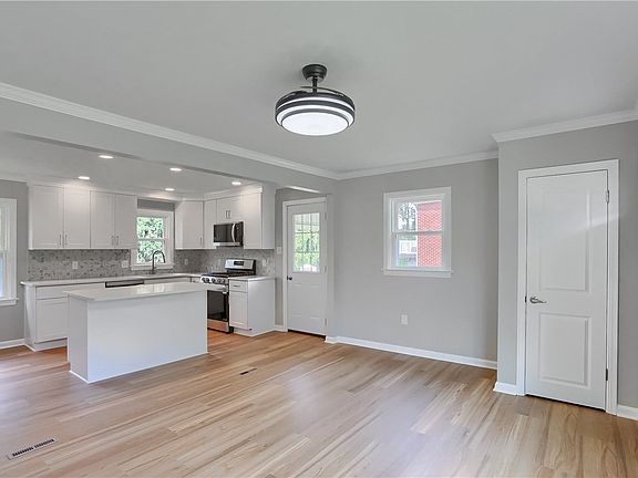 4th image of 18 Longvue Cir