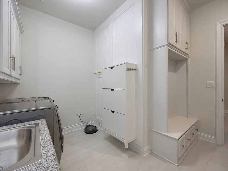 918 Sydney Ln — Photo 6