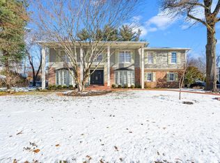 16 Flamingo Rd N, Roslyn, NY 11576