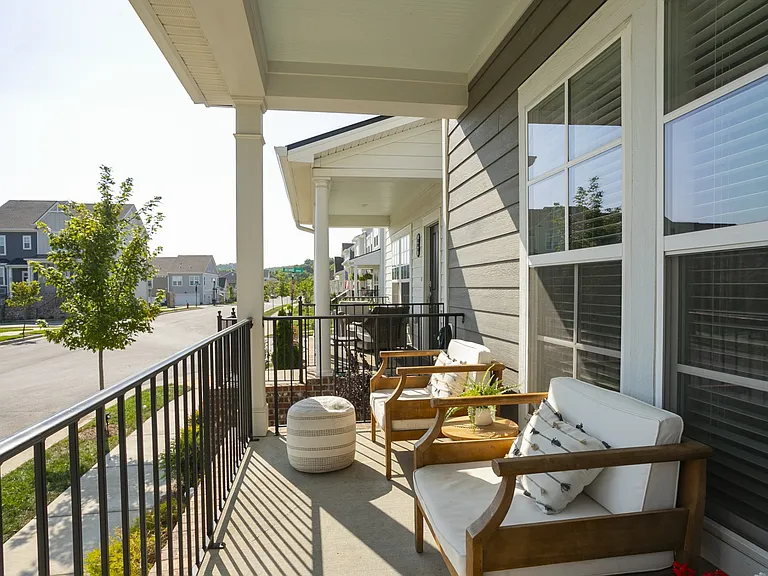 803 Goswell Dr — Photo 3